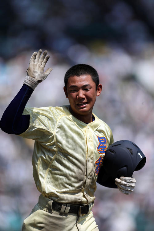 智弁和歌山対星稜　タイブレークの延長14回でサヨナラ勝ちし、応援席に泣きながら駆け出す星稜・奥川（撮影・狩俣裕三）