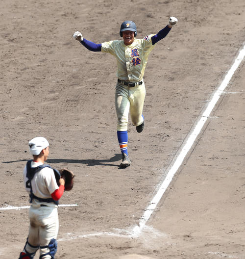 智弁和歌山対星稜　14回裏星稜1死一、二塁、福本陽生のサヨナラ本塁打で万歳しながら生還する奥川（撮影・宇治久裕）