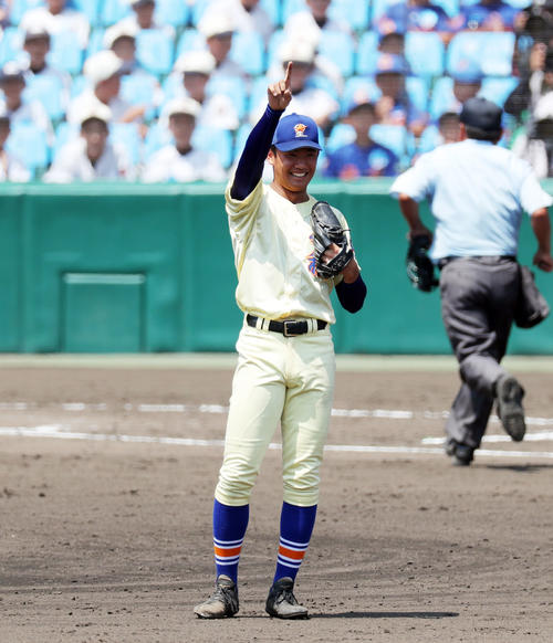 智弁和歌山対星稜　11回表智弁和歌山無死、綾原の打球を左翼手有松が好捕し、笑顔で指を突き上げる奥川（撮影・前田充）
