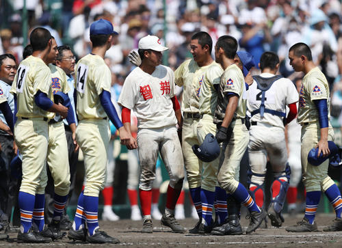 智弁和歌山対星稜　試合後、智弁和歌山・池田（中央左）と健闘をたたえ合う星稜・奥川（同右）（撮影・狩俣裕三）