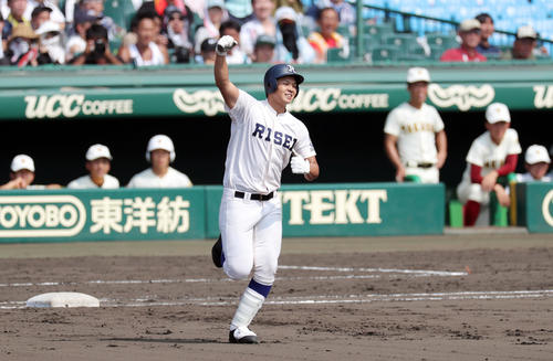 高岡商対履正社　6回裏履正社1死一塁、左越え2点本塁打を放ち、ガッツポーズする井上（撮影・前田充）