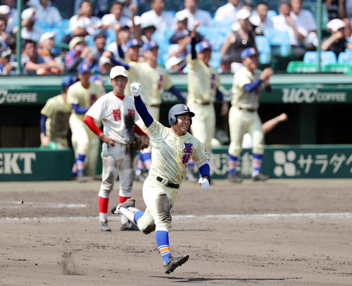 智弁和歌山対星稜　タイブレーク延長14回裏星稜1死一、二塁、左越えにサヨナラ3点本塁打を放ち、ガッツポーズする福本（撮影・前田充）