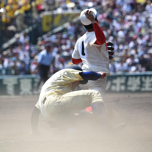 智弁和歌山対星稜　13回裏星稜無死一、二塁、打者・新保の送りバントするも封殺される山瀬（撮影・奥田泰也）