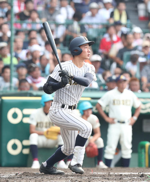 明石商対八戸学院光星 2回表明石商2死一、三塁、安藤碧は中越えに3点本塁打を放つ(撮影・梅根麻紀)