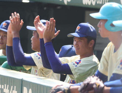 星稜対仙台育英 ベンチから声援を送る奥川恭伸(右から2人目)(撮影・白石智彦)