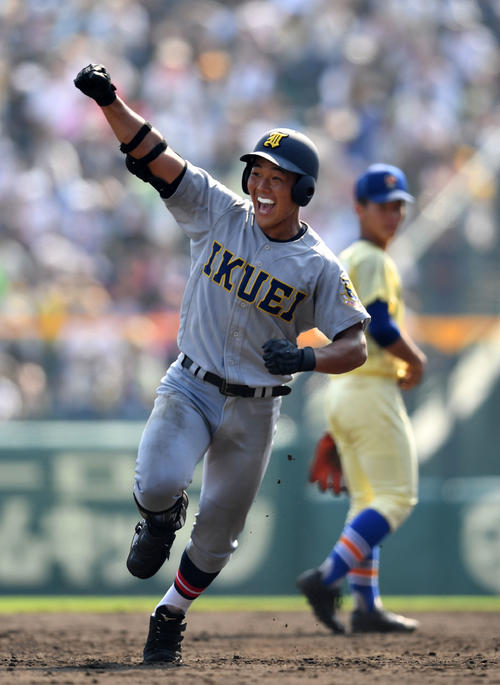 星稜対仙台育英 4回裏仙台育英1死、右越え本塁打を放ちガッツポーズする小濃(撮影・横山健太)
