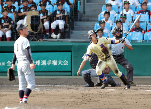 星稜対仙台育英 8回表星稜無死、左越えソロ本塁打を放つ内山(撮影・前田充)