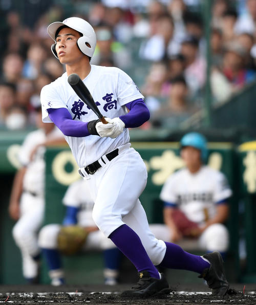 関東第一対履正社 1回表関東第一1死一、二塁、左越え3点本塁打を放つ平泉(撮影・横山健太)