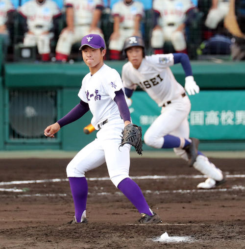 関東第一対履正社　2回裏履正社2死一、二塁、池田に中前適時打を浴びる谷（撮影・前田充）