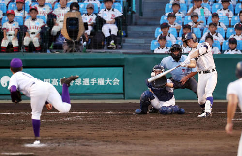 関東第一対履正社 5回裏履正社1死満塁、勝ち越しの中犠飛を放つ西川(撮影・前田充)