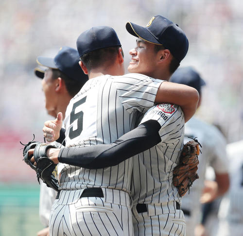 明石商対八戸学院光星 八戸学院光星に勝利し、抱き合って喜ぶ明石商・中森(右)と重宮(撮影・前田充)