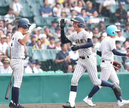 明石商対八戸学院光星　2回表明石商2死一、三塁、安藤碧は中越えに3点本塁打を放ち笑顔で生還（撮影・梅根麻紀）