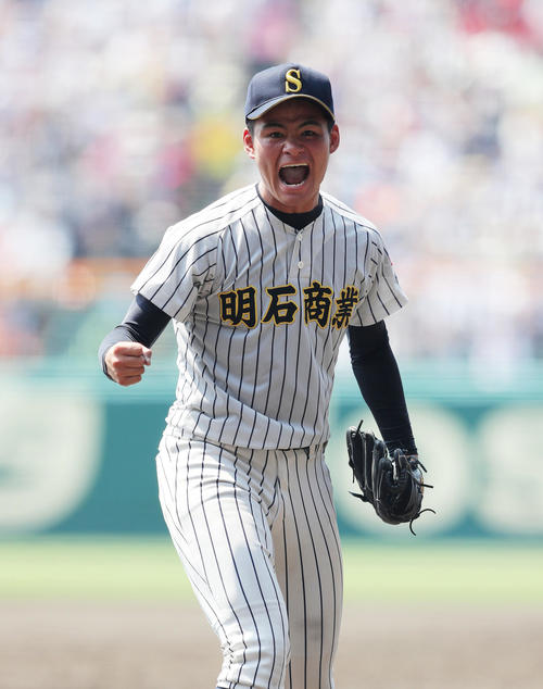 明石商対八戸学院光星　9回裏八戸学院光星2死二塁、武岡を右飛に打ち取り、雄たけびをあげてガッツポーズする明石商・中森（撮影・前田充）