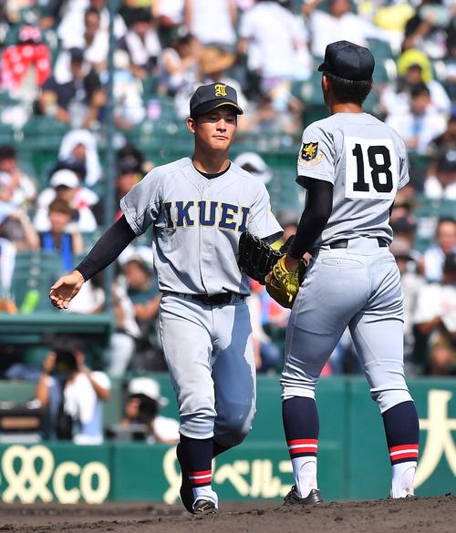 伊藤樹（右）に代わりマウンドに上がる大栄陽斗（撮影・上田博志）