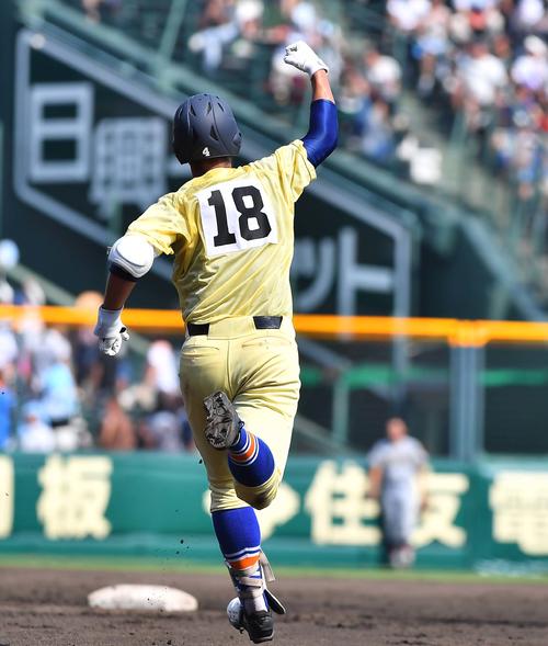 星稜対仙台育英　2回表星稜1死満塁、左越えに満塁本塁打を放つ星稜・今井秀輔（撮影・上田博志）