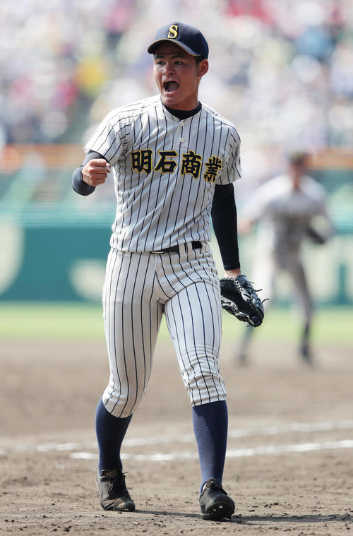 明石商対八戸学院光星　9回裏八戸学院光星2死二塁、武岡を右飛に打ち取り、雄たけびをあげてガッツポーズする明石商・中森（撮影・前田充）