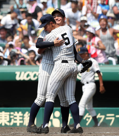 明石商対八戸学院光星　ベスト4進出を決めた明石商・中森（奥）は重宮に抱きしめられ笑顔を見せる　（撮影・宇治久裕）