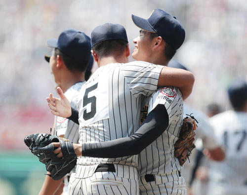 明石商対八戸学院光星　八戸学院光星に勝利し、抱き合って喜ぶ明石商・中森（右）と重宮（撮影・前田充）