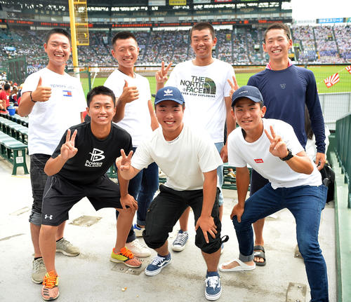 八戸学院光星・武岡が中学で所属した徳島ホークス時代の仲間たち。前列左から中央学院・山口つき内野手、鳴門渦潮・増田紘士内野手、徳島商・高橋寛多内野手、後列左から生光学園・赤木優斗投手、創志学園・横関隼捕手、城東・稲葉和哉外野手、日本航空・長谷川光輝投手（撮影・鎌田直秀）