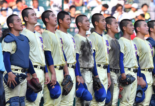 星稜対仙台育英　仙台育英に勝利し校歌を歌う奥川恭伸（左から4人目）ら星稜ナイン（撮影・上田博志）