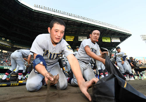 星稜対仙台育英　試合を終え、涙を流しながら砂を集める仙台育英・大栄（撮影・横山健太）