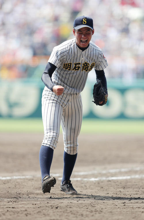 明石商対八戸学院光星　9回裏八戸学院光星2死二塁、武岡を右飛に打ち取り、雄たけびをあげてガッツポーズする明石商・中森（撮影・前田充）