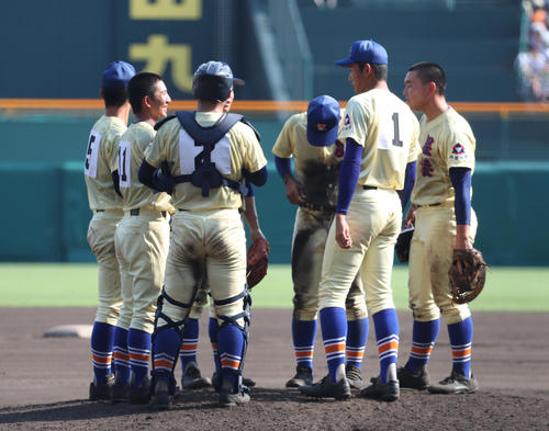 星稜対仙台育英　6回裏仙台育英2死一.三塁、伝令役でマウンドに行く奥川恭伸（右から2人目）（撮影・白石智彦）