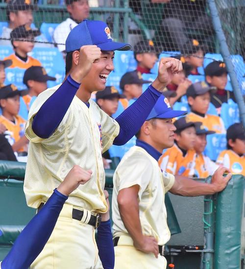 星稜対仙台育英　8回表星稜無死三塁、竹村紘人の中前適時打にベンチで笑顔を見せながらガッツポーズする奥川。右は林監督（撮影・上田博志）