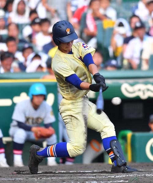星稜対仙台育英　9回表星稜無死、左越えに2打席連続本塁打を放つ星稜・内山（撮影・上田博志）