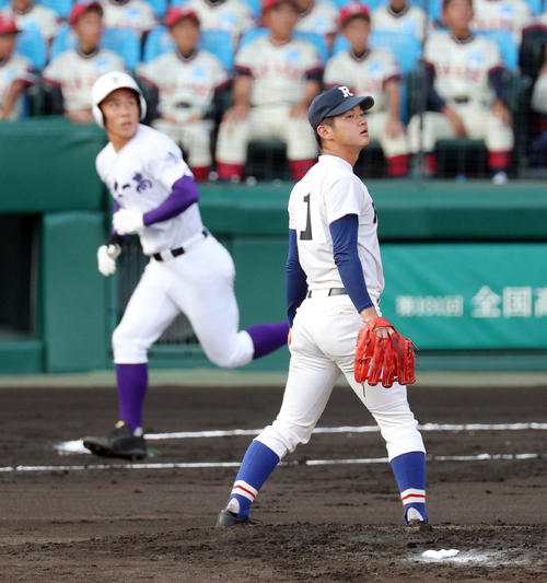 関東第一対履正社　1回表関東第一1死一、二塁、平泉に先制の3点本塁打を浴びる履正社・清水（撮影・前田充）