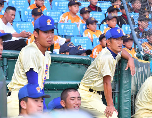 星稜対仙台育英　温存した星稜エース奥川（左）とベンチで戦況を見守る林監督（撮影・上田博志）