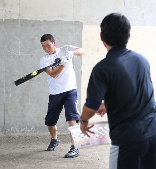 バドミントンの羽根を使用して打撃練習をする中京学院大中京・藤田健斗主将（撮影・梅根麻紀）