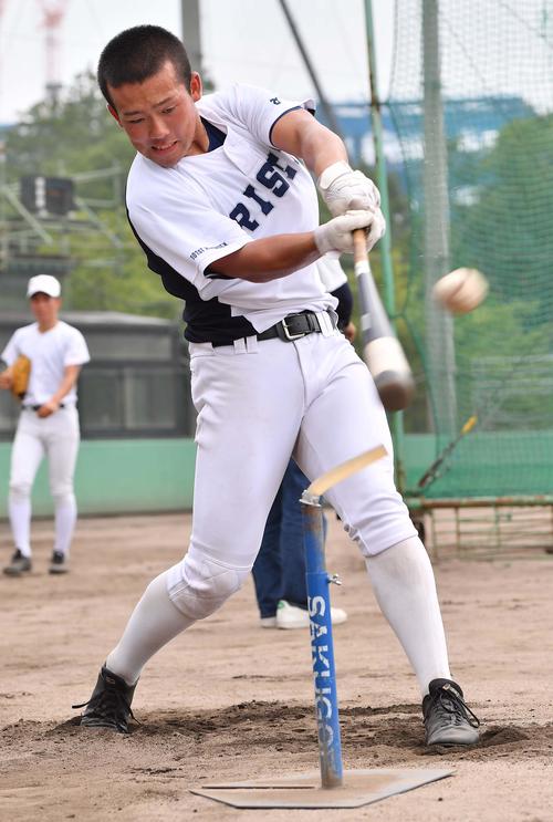 ロングティー打撃練習で快音を響かせる履正社・桃谷惟吹（撮影・上田博志）