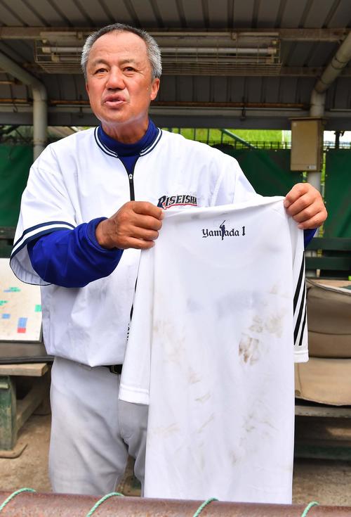 OBのヤクルト山田哲人から贈られたTシャツを披露する履正社・岡田龍生監督（撮影・上田博志）