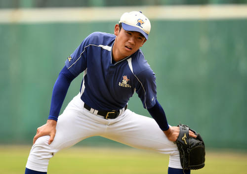 キャッチボール前、入念にストレッチをする星稜・奥川（撮影・横山健太）