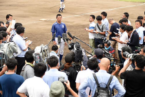 練習後、報道陣に囲まれる星稜・奥川（撮影・横山健太）