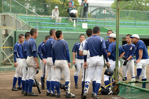 打撃練習前、選手たちを集める星稜・林監督（撮影・横山健太）