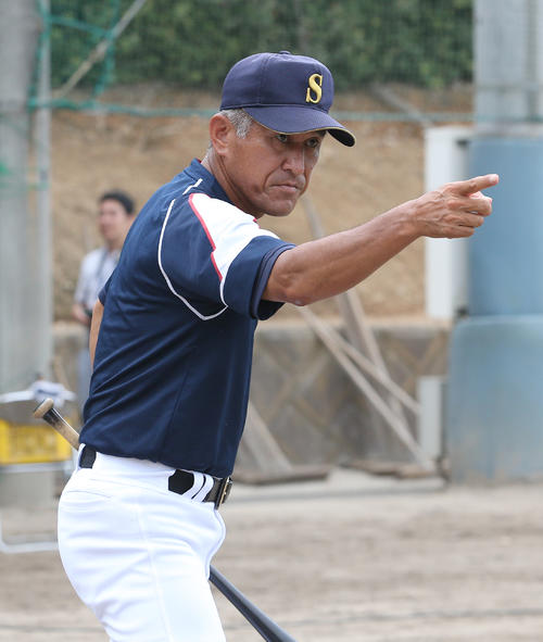 鋭い眼差しでナインを指導する明石商・狭間監督（撮影・白石智彦）