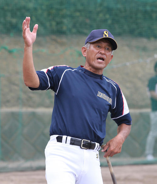 身振りを交えナインを指導する狭間監督（撮影・白石智彦）
