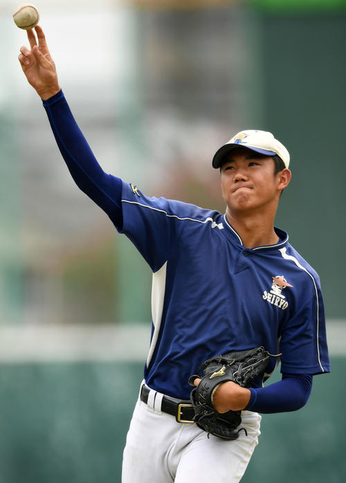 キャッチボールをする星稜・奥川（撮影・横山健太）