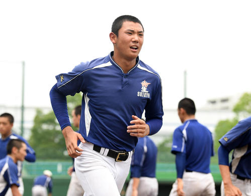 チームメートとダッシュをする星稜・奥川（撮影・横山健太）