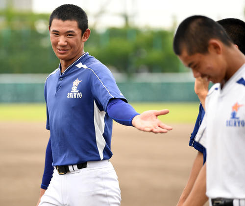 チームメートと談笑する星稜・奥川（撮影・横山健太）