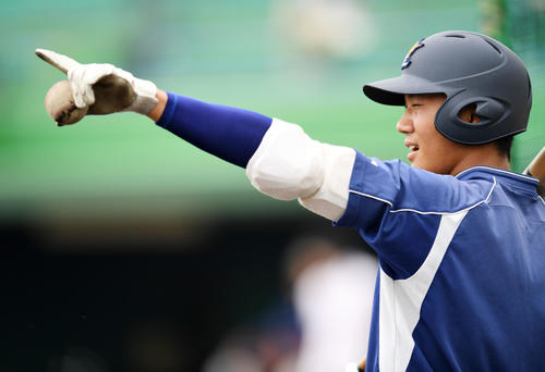 外野フェンスを指さす星稜・奥川（撮影・横山健太）