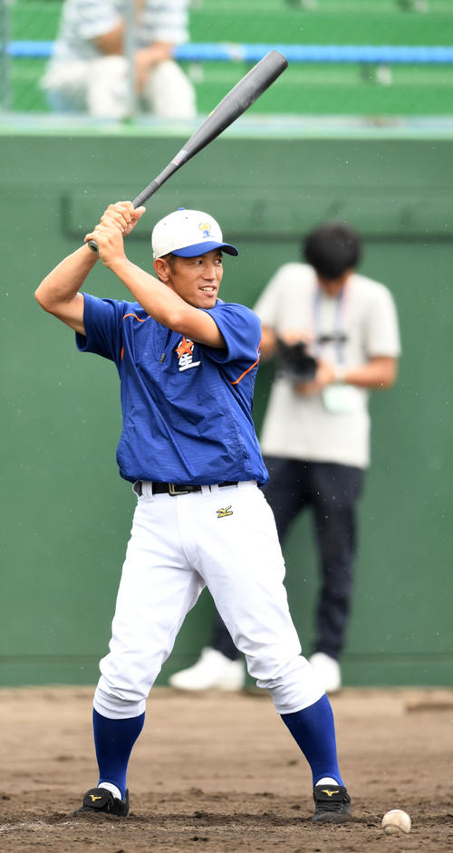 選手たちに交じり打撃練習をする星稜・林監督（撮影・横山健太）