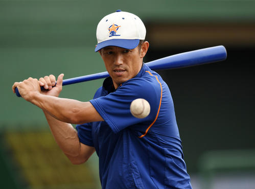 ノックをする星稜・林監督（撮影・横山健太）