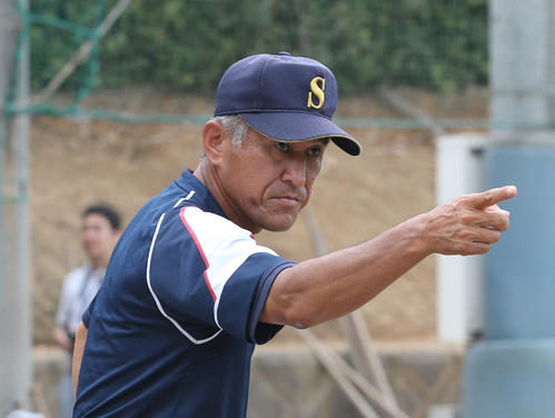 鋭い眼差しでナインを指導する明石商・狭間監督（撮影・白石智彦）
