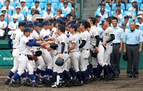 履正社対明石商　試合を終え握手する履正社と明石商ナイン（撮影・上山淳一）