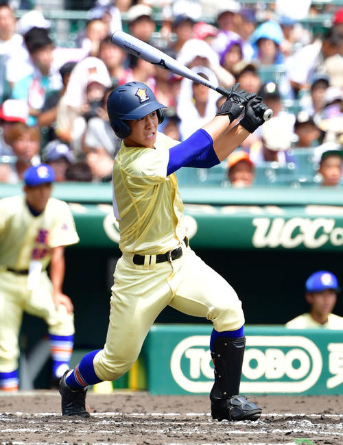 中京学院大中京対星稜　1回裏星稜1死二、三塁、先制の右犠飛を放つ内山（撮影・清水貴仁）