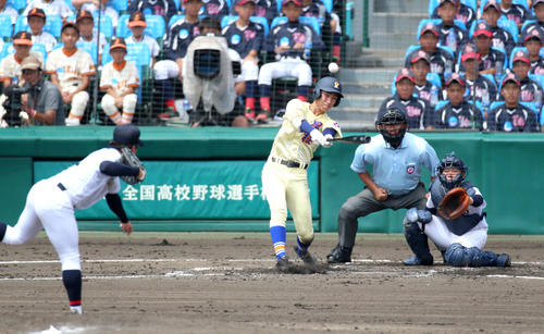 中京学院大中京対星稜　2回裏星稜2死一、二塁、東海林は右前適時打を放つ（撮影・上山淳一）