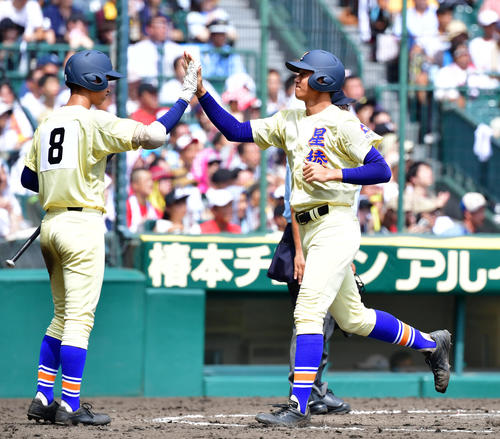 中京学院大中京対星稜　3回裏星稜2死満塁、山瀬の中前適時打と相手後逸で一塁から生還する奥川（右）（撮影・清水貴仁）